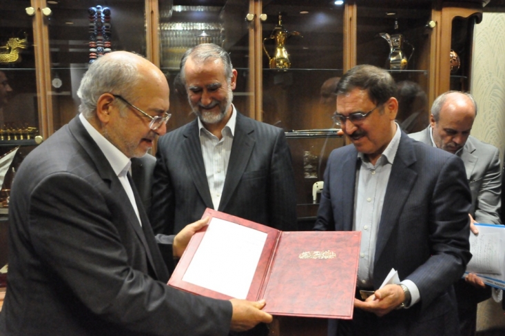 در آن زمان دلایل این برکناری فروی اعلام نشد اما اکنون مشخص شده است که در زمستان گذشته، تیمی از دولت به عاملیت نوروززاده قصد داشتند با عدم افشای دارایی ها و به روزنبودن ارزش سرمایه های واقعی گروه خودروسازی سایپا و زیان ده نشان دادن این شرکت، مقدمات دست یافتن شرکت کروز به سهام حداکثری سایپا را فراهم نمایند.
