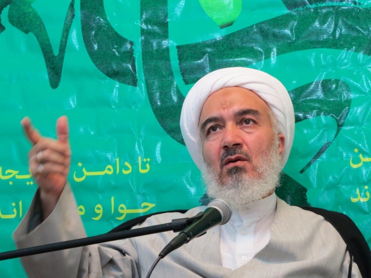 امروز اداره جامعه براساس «ادبیات توسعه پایدار و همه جانبه» امت اسلامی را تهدید می کند/ حفظ انقلاب سیاسی ملت ایران بدون ورود به «انقلاب فرهنگی» ممکن نیست راه تغییر وضع موجود آن است که حوزهها به جای اکتفاء به «پاسخگویی به مسائل مستحدثه» مطالبه امام خمینی در درس حکومت اسلامی در سال 1348 را که همانا تبیین روشهای تحقق فقه در زندگی اجتماعی بود، به عنوان موضوع پژوهش و تحقیق خود قرار دهند و همزمان به آسیبشناسی راهحلهایی بپردازند که تاکنون برای آن مطالبه حیاتی ارائه شده است.