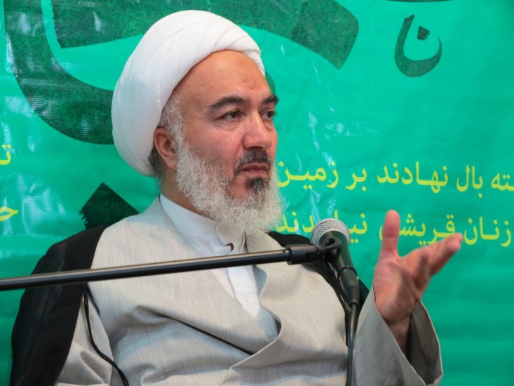 امام تشکیل جامعه را براساس «پرستش خدا» و «حاکمیت اسلام» ساماندهی کرد/ اگر این حقیقت تئوریزه نشود باتحریف شخصیت امام مواجه میشویم حضرت امام(ره) طبق فرهنگ انبیاء و رفتار الهی و اخلاقی آنان، در ابتدا به نصیحت شاه پرداخت تا با دین و مذهب بازی نکند و کشور را به کفار و اجانب نفروشد و ملّت را به نوکری برای آنان تبدیل ننماید و بیتالمال را هدر ندهد. اما پس از آن که این نصائح با تهدید و قتل و ارعاب و تبعید خود از سوی رژیم طاغوت مواجه شد، با مظلومیت و شهادتطلبی به راه خود در برابر دستگاههای امنیتی و نظامی و سیاسی و رسانهای ـ که قدرت هر حکومتی به آنها وابسته است ـ ادامه داد.