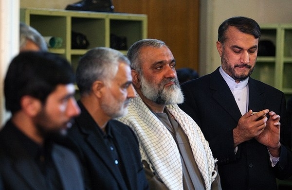 نکته قابل توجه آنجاست که این برکناری چند روز پس از آن صورت گرفت که المانیتور به نقل از یک منبع آگاه، یکی از موارد مورد گفتگوی در دیدار اخیر ظریف و کری را موضوع سوریه و اعلام آمادگی ظریف برای نرمش در این حوزه عنوان کرده بودند.