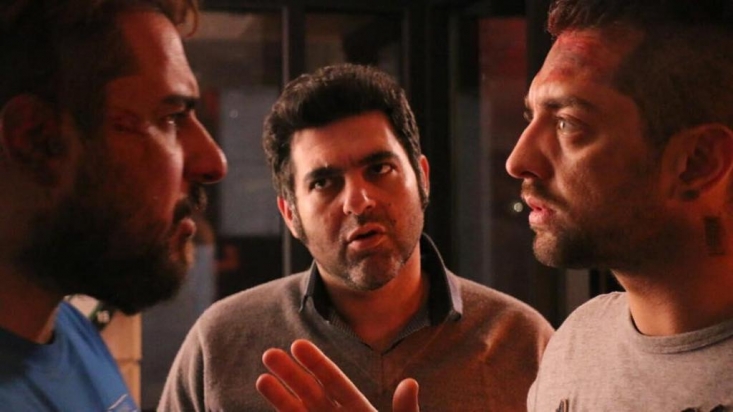&laquo;بارکد&raquo; برای کیایی یک عقب گرد محسوب می شود. پرتاب شدن به نخستین فیلم اش &laquo;بعد از ظهر سگی&raquo;. فیلمی با شوخی های مکرر جنسی که می کوشید با کنار هم گذاشتن کلیشه های کمدی مخاطب را بخنداند. آن فیلم آن قدر اثر غیر قابل اعتنایی بود که شاید این روزها کسی آن را به خاطر نیاورد.