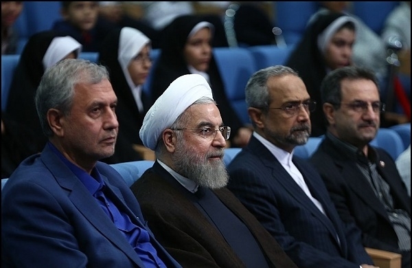 رونمایی از فیش حقوقی فقط با مبلغ 445 هزار تومان / حقوق ناچیز مستمری بگیران تامین اجتماعی در گلوی مدیران صد میلیونی در حالی که برخی مدیران از فیشهای حقوقی نجومی برخوردارند، تحقیقات کیهان حاکی است دهها هزار تن از مستمریبگیران سازمان تامین اجتماعی حتی حداقل حقوق و مستمری را نیز دریافت نکرده و صاحب فیشهای حقوقی ذرهبینی هستند!