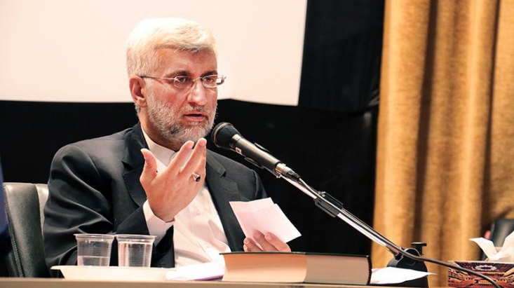 شیطان قسم نخورده که فقط یک جناح را وسوسه کند/ آلوده دامنها علیرغم اختلافهای ظاهری در یک جناح هستند/ ابتدا گفتند با برجام چرخ کارخانه ها بهتر خواهد چرخید، امروز میگویند با برجام چرخ تانک ها نچرخید و جنگ نشد! جلیلی درپاسخ به سوالی پیرامون حضورش در انتخابات نیز گفت: انتخابات یک فرصت برای شفاف سازی است تا کسی مبتنی بر توهمات بحثی را مطرح نکند . دغدغه اصلی ما بیشتر از حضور افراد در انتخابات باید شفاف سازی مواضع افراد و ترویج رویکرد های صحیح برای جامعه باشد تا نزدیک انتخابات رسانه های غربی نتوانند با فضاسازی کاذب و القائات نادرست، مسیر افکار عمومی را منحرف کنند.