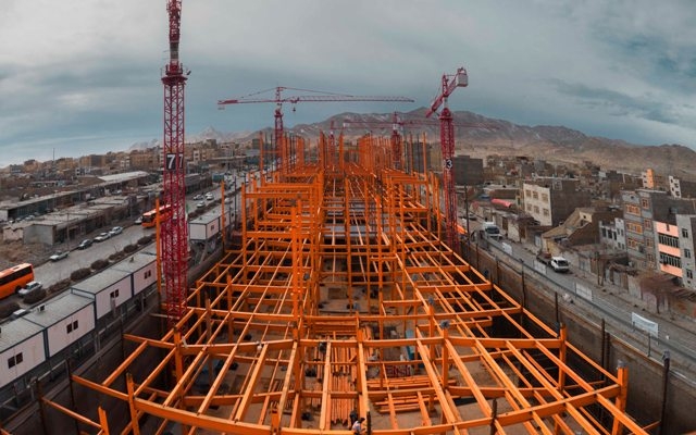 اتمام حجت تولیت آستان قدس رضوی درباره دو پروژه «مشهدمال» و «جهان مال»/ حجت الاسلام رئیسی: این مجموعه ها با حضور برندهای خارجی در آینده چه نسبتی با اقتصاد مقاومتی دارند؟ رئیسی گفت: پروژههایی همچون «مشهد مال»، «جهان مال» و امثالهم، تنها صرف هزینه برای ساخت واحدهای تجاری برای برندهای مختلف خارجی است و با تولید ملی، توسعه صنعت کشور و تحقق اقتصاد مقاومتی تناسبی ندارد.