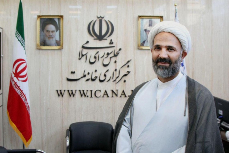 حجت الاسلام پژمان فر، رئیس کمیسیون فرهنگی مجلس از جمله نمایندگانی است که از ابتدای حضورش در مجلس شورای اسلامی در دوره نهم اهتمام فراوانی به امور فرهنگی داشته است. برخلاف سایر مسئولین که به دلایل مختلفی از مدیوم های هنری فاصله دارند او هم زیاد سینما می رود و هم به تماشای تئاتر می نشیند.
در خصوص آینده کمیسیون فرهنگی و نظرات وی در خصوص سینما و تئاتر و موسیقی به گفتگو نشستیم.
