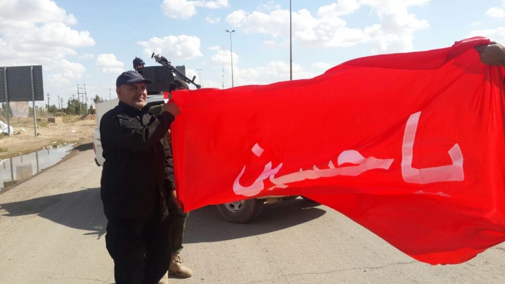 «شیرمرد دجیل» از پیشکسوتان قرارگاه سری نصرت؛ از نقش کلیدی در فتح فاو تا ایجاد اختلاف بین النصره و داعش/ دستنوشته رهبر انقلاب روی عکس شهید + عکس یکی از کارهای بسیار قهرمانانه سید این بود که بین داعش و النصره اختلاف انداخت و با درگیریهای بینشان تلفات بسیار زیادی دادند و در عراق هم برای ساماندهی نیروهای حشدالشعبی یا همان مردمی تلاش بسیار زیادی کرد. شب نوزدهم ماه مبارک رمضان با یکی از دوستانش تماس میگیرد و میگوید: فقط برایم دعا کن که من شهید شوم. دوستانش میگفتند: سید یک مرتبه همراه چند تن از همرزمانش به مقر داعشیها سرکشی کرده بودند و مقداری غذا و خوراکی به غنیمت آورده بودند.