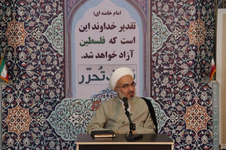 راهکار کوتاه&zwnj;مدّت با توجه به چالش بین &laquo;محتوای الهی&raquo; و &laquo;سخت&zwnj;افزارها و نرم افزارهای مادّی&raquo;، پیشنهاد تعمیم نهادسازی انقلابی به تمامی عرصه&zwnj;های اداره&zwnj;ی کشور را مطرح می&zwnj;کند. در نتیجه، دو شیوه&zwnj;ی مدیریتی در نظام اسلامی جریان می&zwnj;یابد که وجود هر دو ضرورت دارد اما باید تحت یک قرارگاه مشترک اداره شده و به هماهنگی برسند. یعنی به دلیل مقابله&zwnj;ی انقلاب اسلامی با نرم افزارهای مادّی، مدیریت بخش&zwnj;های نرم&zwnj;افزاری به نهادهای انقلابی سپرده می&zwnj;شود اما از آن&zwnj;جا که بخش سخت&zwnj;افزاری در زندگی مردم و ساختارهای نظام حضور پیدا کرده است، مدیریت آن به عناصر و ساختارهای کلاسیک واگذار می&zwnj;شود.