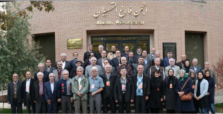 انتشار خبر درج عکس سرگرده گروهک منافقین در نشریه انجمن فارغ التحصیلان دانشگاه شریف موجب واکنش رسانه ها، نمایندگان مجلس و نهادهای امنیتی شد. پس از این اتفاق دانشگاه شریف در بیانیه ای اعلام کرد انجمن ارتباطی با دانشگاه ندارد، ادعایی که برای اثبات آن نیاز به اقدام قاطع مسئولین دانشگاه صنعتی شریف است.

