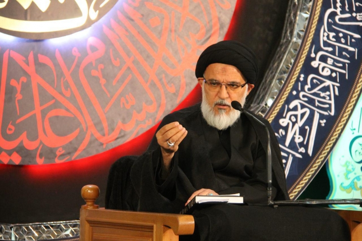 آن بينه اي که جبهه مومنين و کفار را از هم جدا مي کند رسولي است که از طرف خدا مي آيد. اين رسول، با يک مأموريت و دارايي ها و امکاناتي مي آيد. اين، نکته مهمي است که اگر کسي رسالت الهي نداشته باشد، امکان اينکه بتواند اين اقدام بزرگ را انجام بدهد نيست. اين طور نيست که اينجا هر کسي خودش پا در ميان بگذارد،