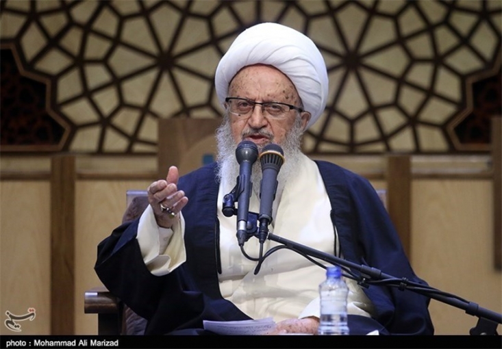 پاسخ آیت الله مکارم شیرازی به تحریفات عاشورایی در مورد مذاکره امام حسین (ع) با عمرسعد/ امام حسین فرمودند: من هرگز به نامه ابن زیادپاسخ نخواهم داد؛ آیا بالاتر از مرگ سرانجامى خواهد بود؟! امام حسین (علیه السلام) در جواب نامه ابن زیاد که گفته بود امام باید با یزید بیعت کند فرمود:
«لا اُجیبُ اِبْنَ زِیادَ بِذلِکَ اَبَداً، فَهَلْ هُوَ اِلاَّ الْمَوْتَ، فَمَرْحَبَاً بِهِ»؛ (من هرگز به این نامه ابن زیادپاسخ نخواهم داد. آیا بالاتر از مرگ سرانجامى خواهد بود؟! خوشا چنین مرگى!).(3)