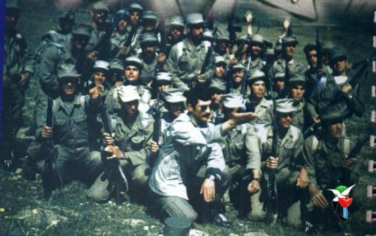 شهید دکتر حجتاله رئیسی؛ نخبهای که دفاع از اسلام را به پیشنهاد کار در مجلس سِنا با حقوق ماهیانه 30 هزار دلار ترجیح داد فاصله نیروهای خودی با نیروهای عراقی در این منطقه حدود یکصد متر بود و جنگ تن به تن تمام عیاری در آن منطقه شکل گرفت. نیروی هوایی عراق به شدت منطقه را بمباران میکرد. بعد از 25 روز مقاومت و دفاع، شهید دکتر حجتاله رئیسی پس از رشادتهای شهادتطلبانه و حملههای متعدد به دشمن و رساندن خود به بالای تپه تنگه چزابه و مسلط شدن بر تیر بارچی عراقیها و بدست آوردن سلاح وی از آن علیه خودشان استفاده کرد و با زبان عربی فریاد بر میآورد که تسلیم شوید که از همه طرف محاصره شدید.