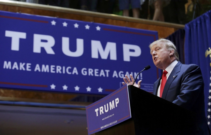 شاید برای اولین بار فردی توانست بر صندلی ریاست جمهوری آمریکا تکیه بزند که از ابتدا مطلوب هیچکدام از دو حزب سیاسی اصلی و اتاق های فکر آمریکا نبود . فردی که به یکباره وارد بازی انتخابات شد و خود را بر جمهوری خواهان تحمیل کرد ، بر خلاف جهت رسانه های جریان اصلی اعم از دموکرات و جمهوری خواه حرکت کرد و نهایتا در میان بهت همگان موفق شود رییس جمهور آمریکا شود 