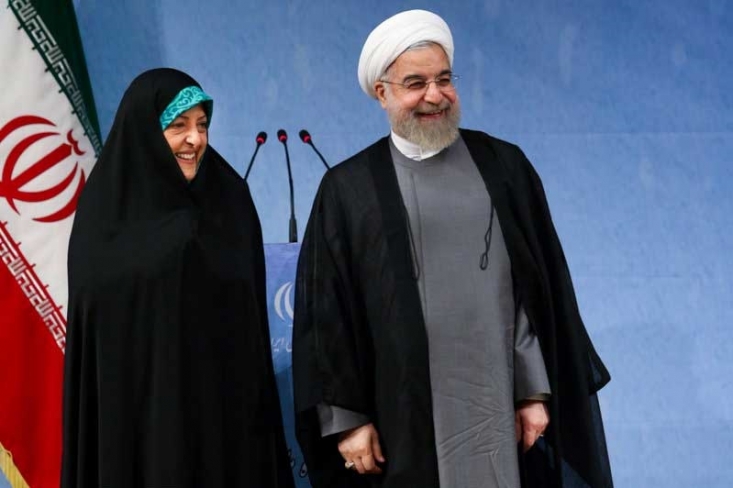 در حالی چندروز از آلودگی کلان شهرها می گذرد که خانم ابتکار در سفر خارج از کشور به سر می برد. معصومه ابتکار که در ابتدای انتصاب سیاسی خود بنزین تولید شده در داخل را عامل اصلی آلودگی هوا معرفی کرده بود و باعث شد تولید آن متوقف شده و بنزین خارجی جایگزین آن گردد امروز دیگر صحبتی از کیفیت بنزین نمی کند و مقصر این بحران را وارونگی هوا معرفی میکند!