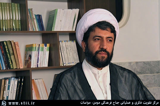 سؤال دومی که به همراه حوزویان در طول روزهای همایش به بررسی آن می&zwnj;پردازیم راجع به نحوه تحول در الگوی آموزشی و تربیتی کشور است. نظام آموزش و پرورشِ کشور یک نظام آموزش و پرورش علیل است؛ یعنی نمی&zwnj;تواند در طول دوران آموزش تربیت&zwnj;ها و آموزش&zwnj;های دینی را در اذهان جامعه فربه کند و یکی از ثمرات آموزش&zwnj;های بدِ نظام آموزشی، همین 42 درصد طلاقی است که در شهر تهران مشاهده می&zwnj;کنیم.