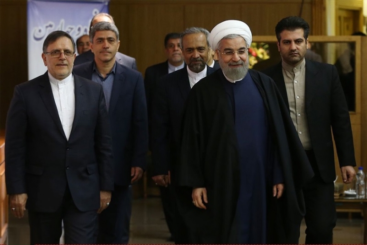 بکارگیری روش های تن پرورانه برای تامین نقدینگی موجود در بودجه خود نیازمند به افزایش قیمت ارز دولتی است چرا که اگر بانک مرکزی با ضریب دلار 1200 تومانی سال پایانی دولت دهم، خلق پول دلاری نفت به ریال کند، دولت قادر به تامین نیازها و ولخرجی های خود نخواهد بود.