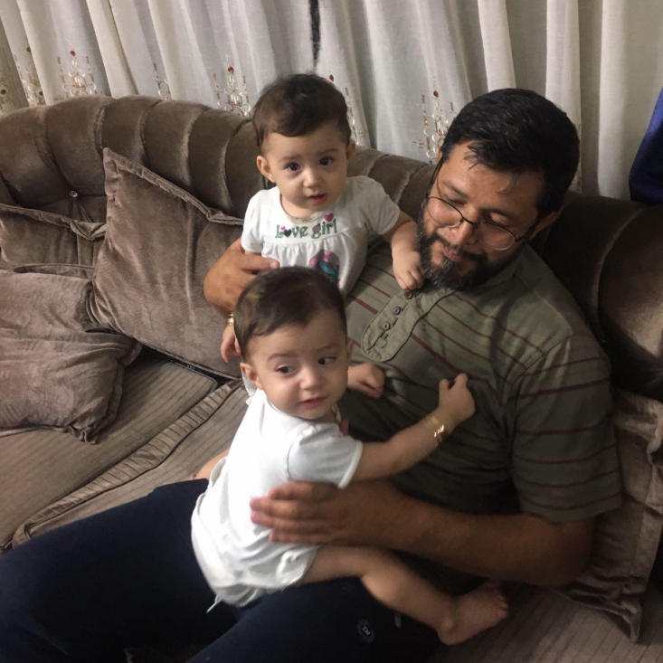  اوج درگیری‌های فتنه 88بود. حاج محمد می گوید : «باید یه کاری کرد.» انگار که فکری به ذهنش رسیده باشد، با تمام توان و صدایی که داشت فریاد می‌زند: «یا حیدر!» جمعیت روبه‌رو حسابی وحشت و شروع به عقب‌نشینی کردند. حسابی گیج شده بودند. بچه‌های خودمان هم از عقب رسیدند و توانستیم همه را متفرق کنیم. آن روز خود حضرت حیدر به ما مدد کرد...