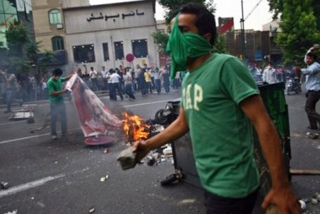 فیلم: بیحرمتی فتنهگران به عاشورا مستند عاشورای 88 به فتنه 88 و بیحرمتیهای فتنهگران در روز عاشورا میپردازد که نقطه پایان آن روز تاریخی و حماسهساز 9 دی بود.