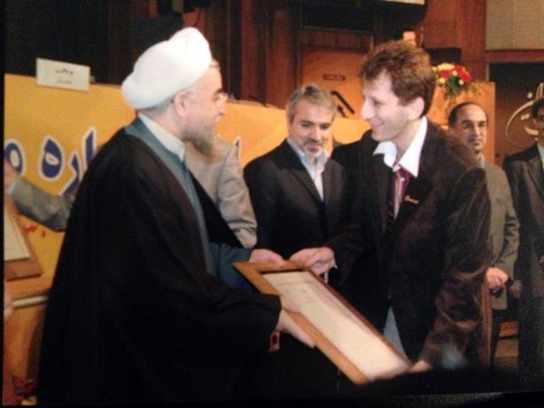 مسئولان دولتی در سخنرانی های عمومی به مردم چیز دیگری می گویند و در داخل دولت از این عوامل دفاع کرده و به آن ها پست های حساس مدیریتی می سپارند. علت این برخورد دوگانه چیست؟

