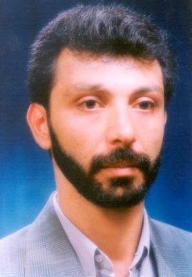 خودش وارد ساختمان شد تا مطمئن شود فواد مغنیه در آن جاست. قربانی‌اش را دید که پشت میز نشسته است. بعد از چند لحظه شوخی کردن، حلاق از دفتر بیرون رفت و مسافتی طی کرد تا فاصله‌ی‌ امن ایجاد شود، و بعد ماشین را منفجر کرد. انفجار، باعث کشته شدن مغنیه و سه تن از رهگذران شد.