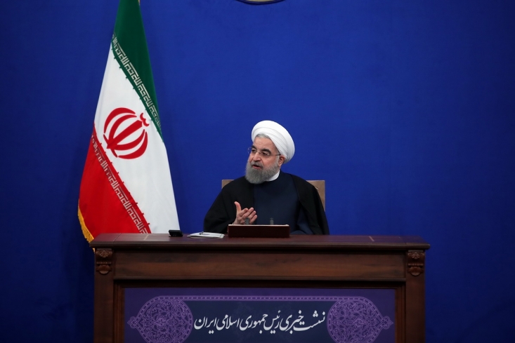 خلافگویی رئیس جمهور در اعلام آماری دستاورد نفتی برجام / چرا روحانی به بلوکه شدن تمامی پولهای نفتی کشور در پسابرجام اشاره نکرد؟ اگر قرار باشد پایه پولی با فروش بیشتر نفت بالا رود و ۸۰ درصد پول نفت را نتوان به داخل کشور منتقل کرد، آنگاه اثر اقتصادی فروش نفت هم همانند استقراض از بانک مرکزی است. وقتی پایه پولی افزایش یافته و نقدینگی بالا رود، عده ای فقیرتر می شوند و به مرور تورم بالا می رود.