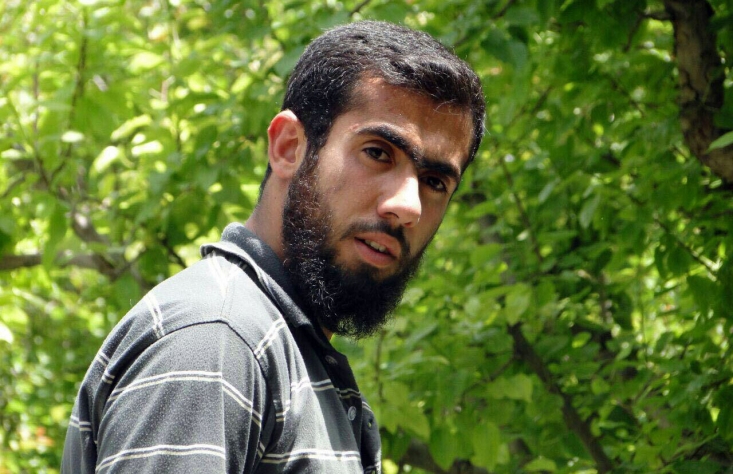 یک روز مادر صادق و برادرش با هم بیرون رفته بودند، بحث سر این بود که 50-60  تومان از حقوق‌شان را کسر کرده‌اند. مادرشان هم به شوخی می‌گوید: «جوانان مردم جانشان را بر کف می گیرند و به سوریه می‌روند، شاید حقوق شما را کسر کردند تا به مدافعان حرم کمک کنند.» گویی هر دو منتظر این حرف مادر بودند که سریعا می گویند: « پس شما هم راضی هستید و اجازه می دهید که ما هم برویم؟!» 