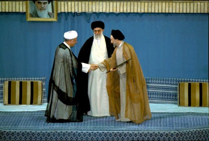 مگر نظام از شما روی گردانده بود که حالا روی مثبت نشان دهد؟/ توصیه امام به منافقین: «اسلحه تان را در مقابل نظام زمین بگذارید، خود به دیدار شما می آیم» هرچند اصلاح طلبان در سالهای اخیر تلاش می کردند تا با مرز بندی با حاکمیت، خود را به عنوان منتقد به جامعه معرفی کنند و با قرار گیری در جایگاه اپوزیسیون بتوانند از جذابیت های این موقعیت هم استفاده کنند، اما این روزها برای ادامه فعالیت خود نیاز به بازگشت به درون نظام و حاکمیت دارند. حالا دیگر حلقه وصلی میان اصلاحات و حاکمیت باقی نمانده است، همین مساله نیز موجب شده است تا این روزها بحث آشتی و وفاق ملی را به میان آورند.