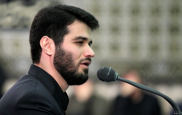  مداحی برادر میثم مطیعی در راهپیمایی 22بهمن را می توان نمونه یک اثر هنری زمان شناس خواند. شعر این مداحی که ازعلی محمد مؤدب و محمدمهدی سیار است به مسائل مبتلابه انقلاب و مردم به خوبی احاطه دارد و توانسته است انتقادات انقلابی و عدالت خواهانه خود را در مسائل مختلف بازگو کرده است و مشکلات کشور را با آمیخته ای از شور و شعور به تصویر بکشد.