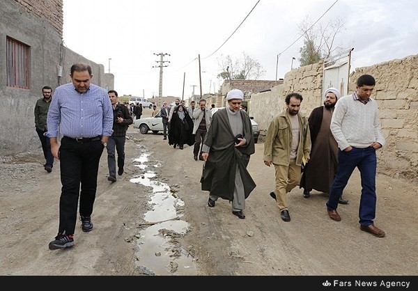 در دیدار یکی از خانواده های شهدا، وقتی پدر شهید متوجه شد که فرزند شهید شوشتری نیز در مجلس حضور دارد، ناخودآگاه به گریه افتاد. آخر فرج الله شوشتری اصلا به آقازاده ها نمی ماند. پدرش هم اهل بزرگی کردن برای مردم نبود. و دقیقا به خاطر همین بزرگی نکردن بود که بزرگ شد و بزرگ هست. بزرگی که بلوچ سنی روی اسمش قسم می خورد!