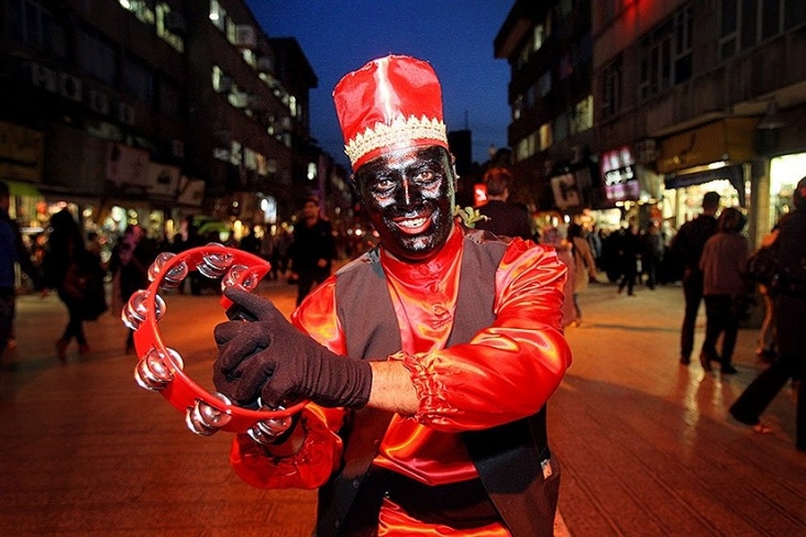 عید است و نوروز و خيابانی سرشار از آدم ها و ماشين ها و"سهراب" ده ساله اي كه به دقايقي بعد مي انديشد؛ به زمانی كه بايد چشم هاي نابيناي پدر را ياور و راهنما باشد تا صداي ويلون كهنه و خوش نواي او، سكه ساز زندگي شان شود و...