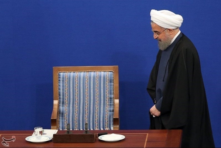 از سویی رئیس دولت یازدهم می گوید که در صد سال هم نمی توان، مشکلات اقتصادی را حل کرد. اگر در صد سال نمی تواند مشکلات اقتصادی را حل کند، به چه علت خواهان شرکت در انتخابات ریاست جمهوری دوازدهم است؟ چه اتفاقی در 4 سال بعدی می خواهد بیفتد که در 4 سال فعلی نیفتاده است؟ کسی که اظهار می کند تا صد سال دیگر هم نمی تواند دردی از مشکلات اقتصادی و معیشتی مردم را حل کند، شرکت کردن وی در انتخابات چیزی جز خیانت به مردم و نتیجه حب به قدرت نیست. باید کنار کشیده و مسیر را برای متخصصینی که توانمندی حل مشکلات اقتصادی جامعه را دارند باز کند.