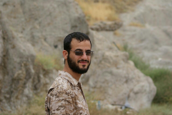 گفتم: واقعاً دوست نداری بمانی؟ گفت: چرا! ولی آرزو هم داشتم که اسمم بین مدافعین حرم باشد. من به صورتش نگاه نمی‌کردم چون خیلی دوستش داشتم و اگر نگاه می‌کردم، دلم به حالش می‌سوخت. گفتم حالا بمان اگر نروی بهتر است. دیدم گریه کرد و به التماس افتاد. من هم گریه‌ام گرفت. آخرش نتوانستم مقاومت کنم. گفتم باشد ایراد ندارد، حتی به شوخی هم گفتم نروی شهید شوی! خند‌ه‌اش گرفت. گفت: نه الان زود است.