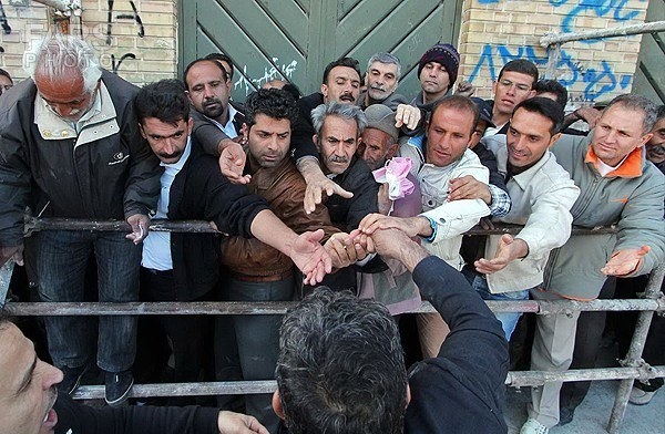 حالا بعد از گذشت چهارسال از وعده هایی که برای مردم به شکل سراب درآمده  و در چندین مرحله بهای بنزین، برق، گاز و آب افزایش یافته دولت اعلام کرده نه تنها یارانه مددجویان را با افزایش سه برابری واریز میکند که به دنبال توزیع سود سهام عدالت و دومرحله سبد کالا  است!! اقدامی که به هیچ عنوان نمی توان از انتخاباتی بودن آن چشم پوشید.