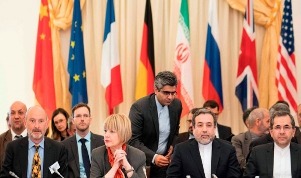 بیانیه رئیس کمیسیون مشترک برجام کوچکترین اشارهای هم به اعتراضات ایران نکرد/ اجازه خرید کیک زرد صادر نشد/ نگاهی به عملکرد تیم مذاکره کننده ایران؛ از بیانیه خوانی تا مصاحبههایی با مصرف داخلی+ سند و فیلم اما نکته جالب توجه تناقض بین صحبتهای عباس عراقچی و بیانیه رئیس جلسه کمیسیون مشترک – خانم اشمیت به نمایندگی از فدریکا موگرینی- است. عباس عراقچی رئیس هیات ایرانی همواره قبل و بعد از جلسه کمیسیون مشترک به اعتراض ایران به بدعهدیها و بدقولیهای آمریکا، سخنان مقامات آمریکایی که نقض کننده برجام بود و تلاش برای نهایی کردن خرید کیک زرد از قزاقزستان تاکید میکرد اما در بیانیه رئیس جلسه که امروز منتشر شده هیچگونه اشارهای به این مسئله نشده است.
