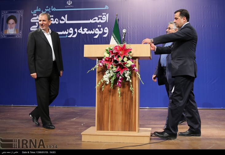 اسحاق جهانگیری نامزد پوششی و کمکی روحانی بعد از گذشت چهار سال ارائه وعده اشتغال میلیونی را فریب مردم معرفی کرد. این درحالی است که در ایام مبارزات انتخاباتی روحانی مدعی شده بود تنها از طریق جذب گردشگر داده بود. از سوی دیگر برنامه توسعه ششم که توسط دولت تهییه و برای تصویب به مجلس ارجاع شده بود، ایجاد اشتغال سالانه 1 میلیون شغل را پیش بینی کرده است.
