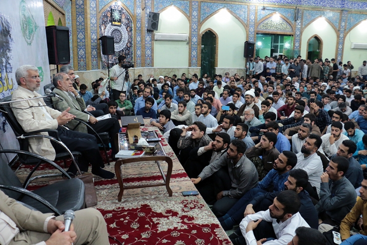 جلیلی تاکید کرد: برخی میگویند برای ایجاد اشتغال، سرمایه گذاری خارجی نیاز است اما امروز صنایع پایین دستی پتروشیمی کشور ظرفیت شان 16 میلیون تن مواد پلیمری است که سال نود و دو 3.3 میلیون آن فعال بود ولی متاسفانه امروز این عدد به 2.2 میلیون کاهش پیدا کرده است؛ این در حالی است که با هر یک میلیون تن مواد پلیمری 200 هزار شغل ایجاد میشود اما در این سالها از این ظرفیت نیز برای ایجاد شغل استفاده نشد.
