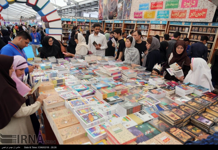 علیزاده: با پایین بودن قدرت خرید مردم نمی توان انتظار داشت «کتاب» اولویت اول سبد خرید مردم باشد / وثوق کیا: اخبار نمایشگاه کتاب زیر سایه اخبار انتخابات دیده نمی شوند با آغاز سی امین دوره نمایشگاه کتاب گزارش ها حاکی از آن است که تعداد بازدید کنندگان نمایشگاه نسبت به سال گذشته کاهش پیدا کرده اند. در گفتگو با دو کارشناس و روزنامه نگار حوزه فرهنگ و کتاب این مسئله را مطرح کردیم.