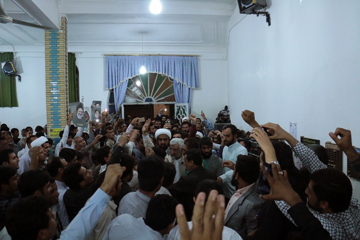 دکتر جلیلی همچنین در مسجد جامع شهرستان کهنوج نیز حاضر شد و در جمع مردم این شهر گفت: بنده سال 92 هم اعلام کردم چرا باید 70 هزار میلیارد تومان معوقات بانکی در کشور وجود داشته باشد ولی متاسفانه امروز بعد 4 سال این رقم حداقل بر اساس گفته های معاون اول رییس جمهور به 100 هزار میلیارد تومان رسیده! در حالی که وظیفه یک دولت برخورد و تلاش برای کاهش این رقم باید باشد نه آنکه بعد 4 سال تازه اعلام شود معوقات بیشتر هم شده است.