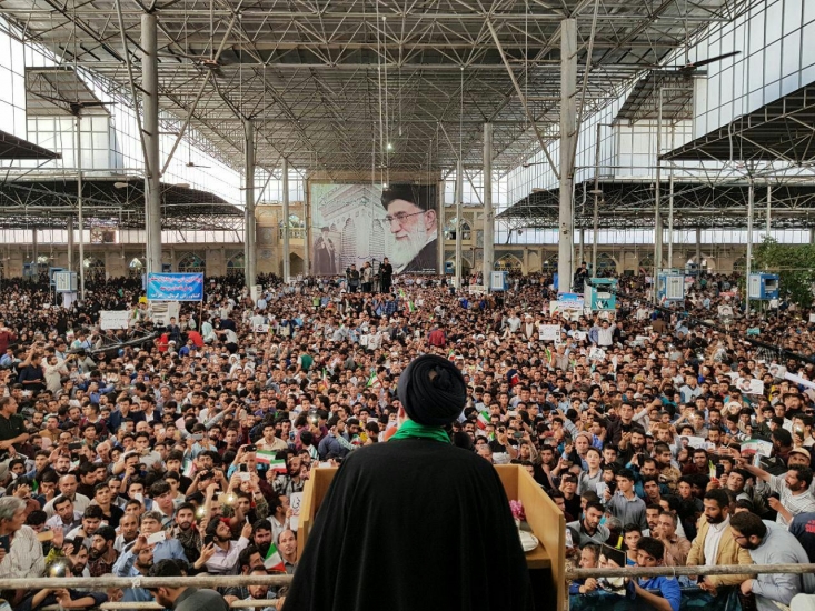 رئیسی: شما فقط میگویید با فرانسه واروپا باید ارتباط داشت/آقایان! در جهان ۱۸۰ کشور وجود دارد/نقدینگی را چه کار کردید؟/اگر اقتصاد دادن پول به چند آدم متخلف است ما این اقتصاد را بلد نیستیم/سهم ما در اقتصاد عراق چقدر است؟ این دیپلماسی است شما دارید؟ یأس و نگرانی روحانی حتی در میان سخنان و واژگانش نیز قابل درک است. او همین دیروز تصریح کرد:«بازوی من قدرت بعضی چیزها را ندارد، اما بعضی کارها با رای بالاتر از ۵۱ درصد کارساز خواهد بود.» انفعال در میان کلام روحانی موج میزند و همین هم موجب شد ظریف هم از تهران بکوبد بیاید اصفهان و در کنار روحانی عکس یادگاری بگیرد.