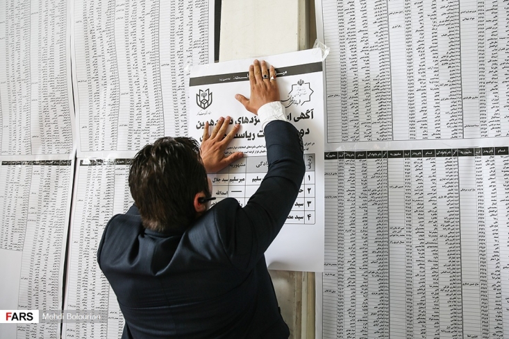 با گذشت بیش از 6 ساعت از آغاز رای‌گیری، تخلفات متعددی از سوی مسئولان و دست اندرکاران اجرایی انتخابات گزارش شده است.