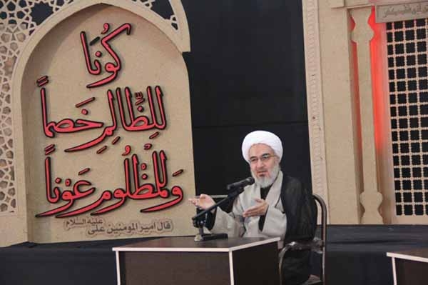 هنگامی که از انقلاب اسلامی ایران به‌عنوان یک «آیه و معجزه‌ی الهی» یاد شود، این پرسش را به همراه خواهد داشت که مگر تحقق معجزات، حاصل ارتباط بین پیامبر یا امام معصوم با خدای متعال نیست؟! پس چگونه می‌توان انقلاب اسلامی را ــ که در دوران غیبت حضرت ولی‌عصر به پیروزی رسیده و با رهبری انسان‌های غیرمعصوم پدید آمده ــ یک معجزه دانست؟! برای پاسخ به این سؤال، لازم است تعریف «خداپرستی» برمبنای فرهنگ انبیاء و مجموعه‌ی آیات و روایات و معارف الهی مشخص شود.