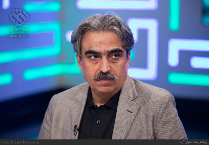 خسته شدم اولاً از بس تلویزیون کارشناس آورد و فقط برای خودش، رسانه، منِ تحلیل‌گر حرف زد، یعنی نقاش و بنا نمی‌فهمند چه می‌گوید. ثانیاً کارشناسان آمدند و در لفافه حرف زدند. باید حرف را درست زد. متأسفانه در جمهوری اسلامی ایران کار کردن با رسانه و استفاده درست از آن را بلد نیستند. چند رسانه انگلیسی داری؟ چند رسانه خوب عربی که مخاطب داشته باشد داری؟ آنهایی را که داشتی توانستی نگه داری؟ 