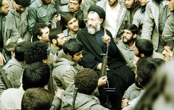 هفتم تیر ماه هر سال سالگرد یکی از حوادث خونبار تاریخ انقلاب است. در شب پرحادثه هفت تیر 1360، محمدرضا کلاهی که یکی از اعضای مجاهدین بود با نفوذ در ساختار حزب، دو بمب قوی را در محل ساختمان حزب در خیابان سرچشمه تهران جایگذاری کرد و با انفجار آن 72 تن از یاران انقلاب به خیل شهدای انقلاب پیوستند.