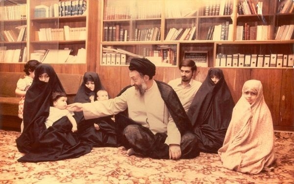 مروری بر زندگی «شهید بهشتی» در یک ساعت و با دور تند / اگر حوصله و فرصت خواندن کتاب ندارید این کتاب را از دست ندهید / روایتی کم حجم و خوش خوان از بدو تولد تا شهادت بدون شک خواندن این کتاب نمی تواند همه ی ابعاد زندگی و شخصیت شهید مظلوم آیت الله بهشتی را به مخاطب عرضه کند کما اینکه سایر آثار هم تا کنون توانسته اند تنها بخشی از این مرد بزرگ را روایت کنند با این حال حجم کم و خوش خوان بودن آن باعث می شود که سر نخ های جذابی از زندگی یکی از مهم ترین شخصیت های سیاسی – دینی معاصر به دست بیاوریم.