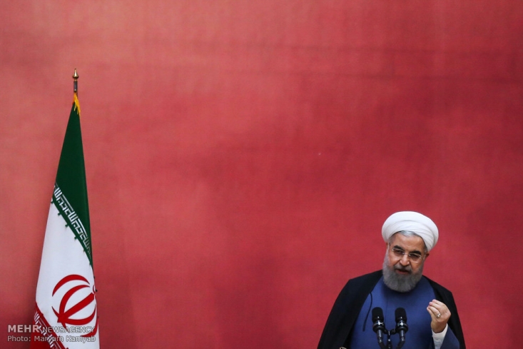 واقعا حسن روحانی با همین نگاه به روابط بینالملل، سالها مسئول ارشد سیاست خارجی ایران بوده است؟!/ سخنان عجیب رئیس دولت درباره توزیع قدرت در غرب آسیا؛ کپی سخنان غیرعلمی و شاعرانهی حسامالدین آشنا سیاست «تنش صفر با همسایگان» که از سوی داووداوغلو مطرح شد و مبنای عمل در دستگاه دیپلماسی این کشور قرار گرفت، به دلیل عدم برخورداری از مبانی علمی و منطقی و همچنین سادهانگاری در شناسایی و معرفی عوامل تهدیدزا در حوزه امنیت منطقه غرب آسیا، عملا به خنجری در قلب آنکارا تبدیل شد که نه تنها موجب افزایش جایگاه منطقهای ترکیه نشد، بلکه حتی امنیت داخلی آن را نیز از بین برد.