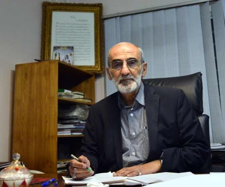 واکنش نماینده رهبر انقلاب به قرارداد نفتی با توتال/ شریعتمداری: فرانسوی ها ما را تحقیر کردند، دولت با این قرارداد خسارت بار به آنها جایزه داد یک روز پس از همایش منافقین در پاریس، در تهران قراردادی با شرکت فرانسوی توتال امضا شد که به موجب آن فاز 11 پارس جنوبی به مدت 20 سال در اختیار این شرکت قرار می گیرد. حسین شریعتمداری در همین رابطه نوشت:برخورد دولت فرانسه را در کنار ملاقات مدیرعامل شرکت فرانسوی توتال با رئیسجمهور کشورمان و انتشار پرآب و تاب و گسترده خبر این ملاقات قرار داده و خودتان قضاوت کنید که آیا از این مقایسه مفهومی غیر از تن دادن دولت به تحقیر از سوی فرانسویها استنباط میشود؟!