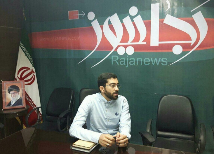 ما مدیون امام و شهدا هستیم و هرکسی در حیطه ی خودش باید دینش را به امام و شهدا و انقلاب ادا نماید .من به عنوان یک جوان ، مجرای انقلاب را برای حرف زدن ، خلق کردن و کار کردن انتخاب کردم . من موظفم حتی در جایی که حرفی از شهدا و مقام معظم رهبری نیست با اشعار و اجرای خودم یادی از شهدا کنم و ذکر رهبرم را زنده نمایم . البته هزینه هم باید داد و من شخصا سر همین موضوع سه چهار هیئت را تعطیل کردم و نرفتم . اشتباه است من در هیئتی بخوانم و در آن هیئت کار برای انقلاب نکنم . خب شعرم را هنری تر می کنم ، زیبایی های شهدا را بیشتر نمایش می دهم و بنده دیدم که اتفاقا از بالا هم دستگیری می کنند.ما باید به همه بگوییم که انقلاب ما ادامه ی همان نهضت کربلا است منتها با یک ارض و محل جدید و با یک یوم و روز جدید و گاها با موضوعات جدید اما انفجار نور انقلاب را باید از عاشورا و در ادامه ی همان نهضت بدانیم.در برهه ای قرار داریم که وظایف ما بسیار سنگین است . اگر پیچ بپیچد ما نپیچیم به انتهای دره سقوط خواهیم کرد . باید همگام با این پیچ و با همراهی یک راه بلد حرکت نماییم . آخر این راه هم شهادت است و شهادت یعنی حیات . پس چرا برای دین و انقلاب حرف نزنیم و حرکت نکنیم . ما از عشقی می گوییم و می نویسیم که منتهی به خدا می شود .