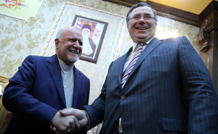 زنگنه در آرزوی تحقق یک قرارداد مستعمرانه شبیه «دارسی» است؟!/ دولت چه چیزی را میخواهد حذف کند؟ پیام مهم این سخنان، رها کردن ملت زیر چکمه غارتگران داخلی و خارجی و ذبح همه دستاوردهای انقلاب در عرصه خودباوری و استقلال است. جای کمترین تردیدی نیست که ایران امروز، به مدد انقلاب اسلامی به قلههای بلندی از استقلال و خودکفایی دست یافته که در بسیاری از موارد، حسرت ملتهای دیگر است اما ظاهرا برخی ماموریت دارند این نوار را از جایی پاره و روند افتخارات ملی را متوقف کنند! آنها در عمل قراردادی مثل فاز یازده پارس جنوبی را (که نمونههای متعدد آن توسط متخصصان داخلی و با قیمتی به مراتب نازلتر از قیمت کنونی انجام شده) به توتال میدهند و جاده صافکن استعمارگران قرن 21 میشوند و در مقام سخن، به تئوریزه کردن استعمار قرن 19 میپردازند!