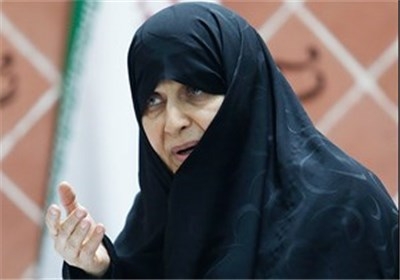 انسان برای ادامه ی حیات خودش و حفظ بقای خودش لوازمی دارد و امکاناتی را برای زندگی می طلبد که بخشی از آن ها مادی است و بخشی معنوی و الهی ؛ اگر قرار باشد کیفیت زندگی مناسب  و مطلوب باشد باید حد تعادلی بین آن ها رعایت شود . نه باید به قدری غرق در معنویات شد که هیچ توجهی به دنیا نداشت و نه باید به قدری غرق در دنیا بود که از معنویات ماند .این تعادل را خالق بشر و بر اساس نیاز هایی که خودش برای او آفریده است و برای این که بشر به کمال برسد ، باید ها و نباید هایی قرار داده است . و رعایت این باید ها و نباید ها باعث می شود علاوه بر اینکه انسان بتواند در فعالیت های مختلف زندگی از جمله فعالیت های اجتماعی حضور فعال داشته باشد درعین حال آسیب هم نبیند و آسیب هم نرساند . در واقع فلسفه حجاب حفظ کرامت انسان و حفظ سیر رشد و کمال انسان و تضمین سلامت زندگی فردی ، خانوادگی و اجتماعی می باشد که بتواند هم خودش و هم خانواده اش را در مسیر کمال حفظ نماید .
