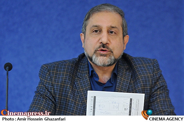 نگاهی به کارنامهی پر ابهام و عجیب «حسین پارسایی» از مدیران شهرداری و دولت / امروز باد به کدام سمت می وزد؟! نگاهی به کارنامه چند وقت اخیر «حسین پارسایی» در شهرداری و دولت نقاط مبهم فراوانی را پیش روی ما می گذارد. اینکه چگونه کسی می تواند در دولت و شهرداری که با علی الظاهر دو نگاه بر آن حاکم هستند مدیریت داشته باشد و خللی هم در هیچ کدام پیش نیاید و البته این همه نمایش خلاف عفت در زیر مجموعه اش به روی صحنه رفته باشد تنها بخشی از کارنامه این فرد به حساب می آید.