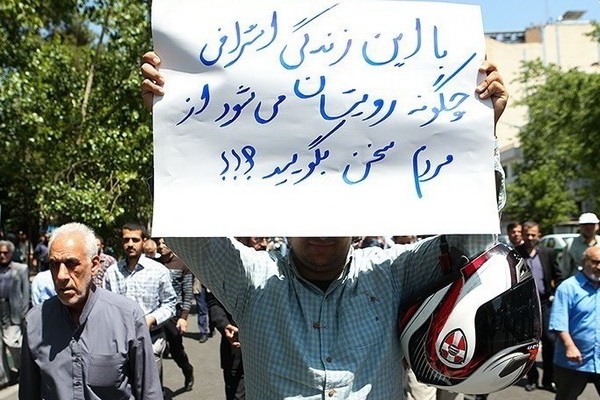 دولت باز هم آغوشش را برای «حقوق نجومی بگیرها» باز کرد/ چرا لایحه اصلاح قانون مدیریت خدمات کشوری به مجلس ارسال نمیشود؟ حدود 2 سال پیش در ضمن انجام مصاحبهای خدمت یکی از مدیران ارشد سازمان برنامه و بودجه بودم. ایشان دل پری از نقایص و کمبودهای قانون خدمات کشوری داشت. از ایشان پرسیدم پس چرا اقدامی برای اصلاح این قانون انجام نمیدهید؟ اینکه وظیفه سازمان متبوع شماست! گفت: بگذار ببینیم «برجام» به کجا میرسد!